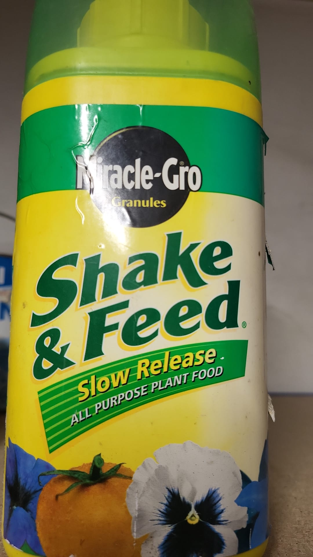 Miracle-Gro Shake & Feed Damaged Packaging