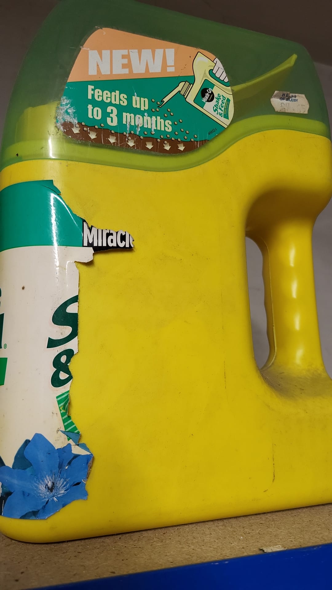 Miracle-Gro Shake & Feed Damaged Packaging