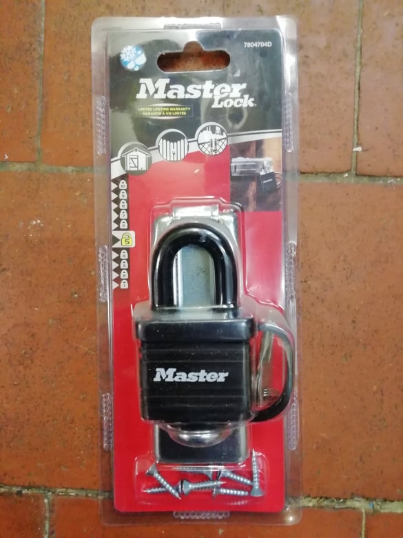 Master Lock - 704 Straight Bar Hasp & 40mm Weather Resistant Keyed Padlock